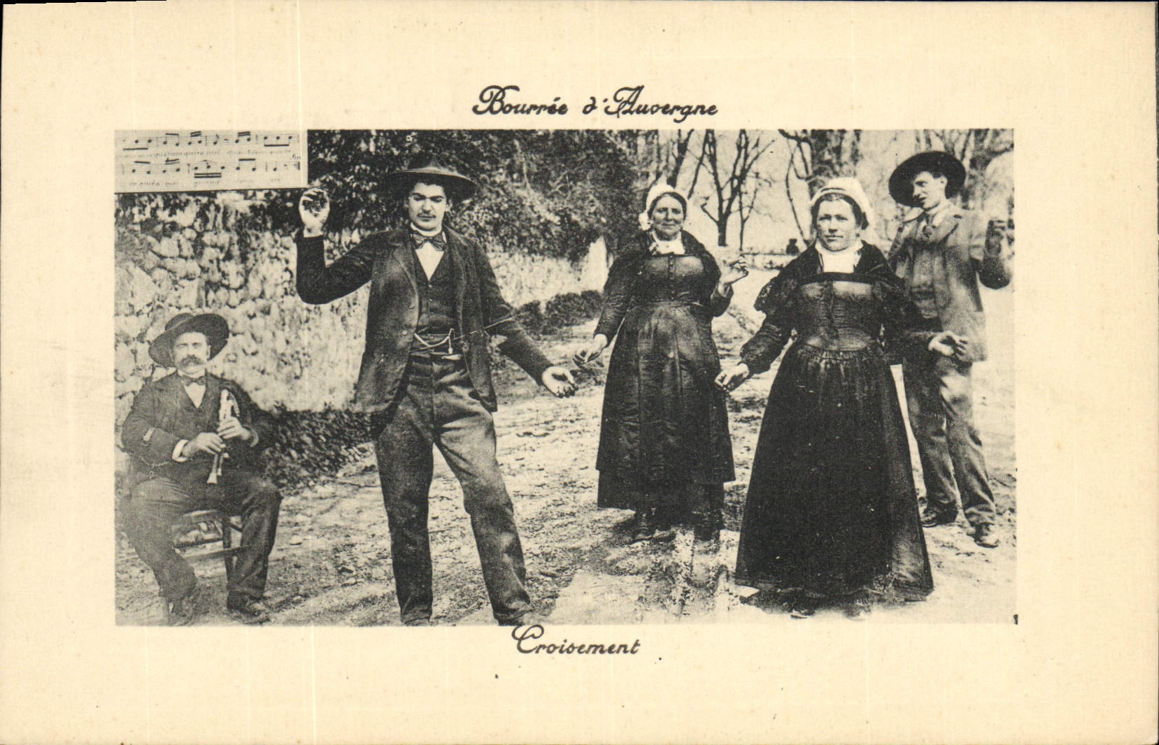 CPA Folklore Auvergne La Bourree Croisement