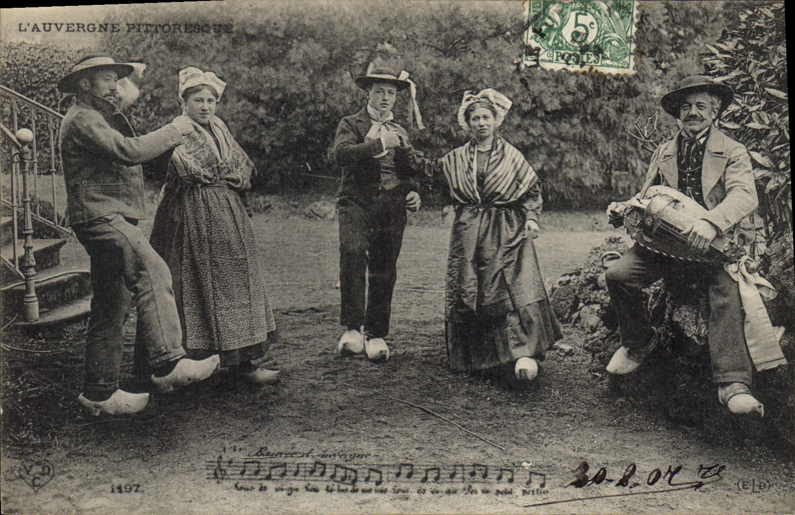 CPA Folklore Auvergne La Bourree 