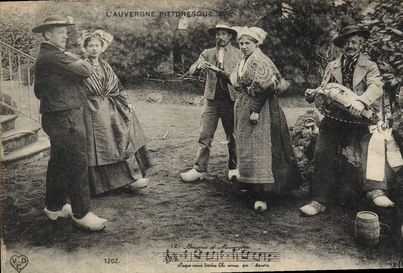 CPA Folklore Auvergne La Bourree 