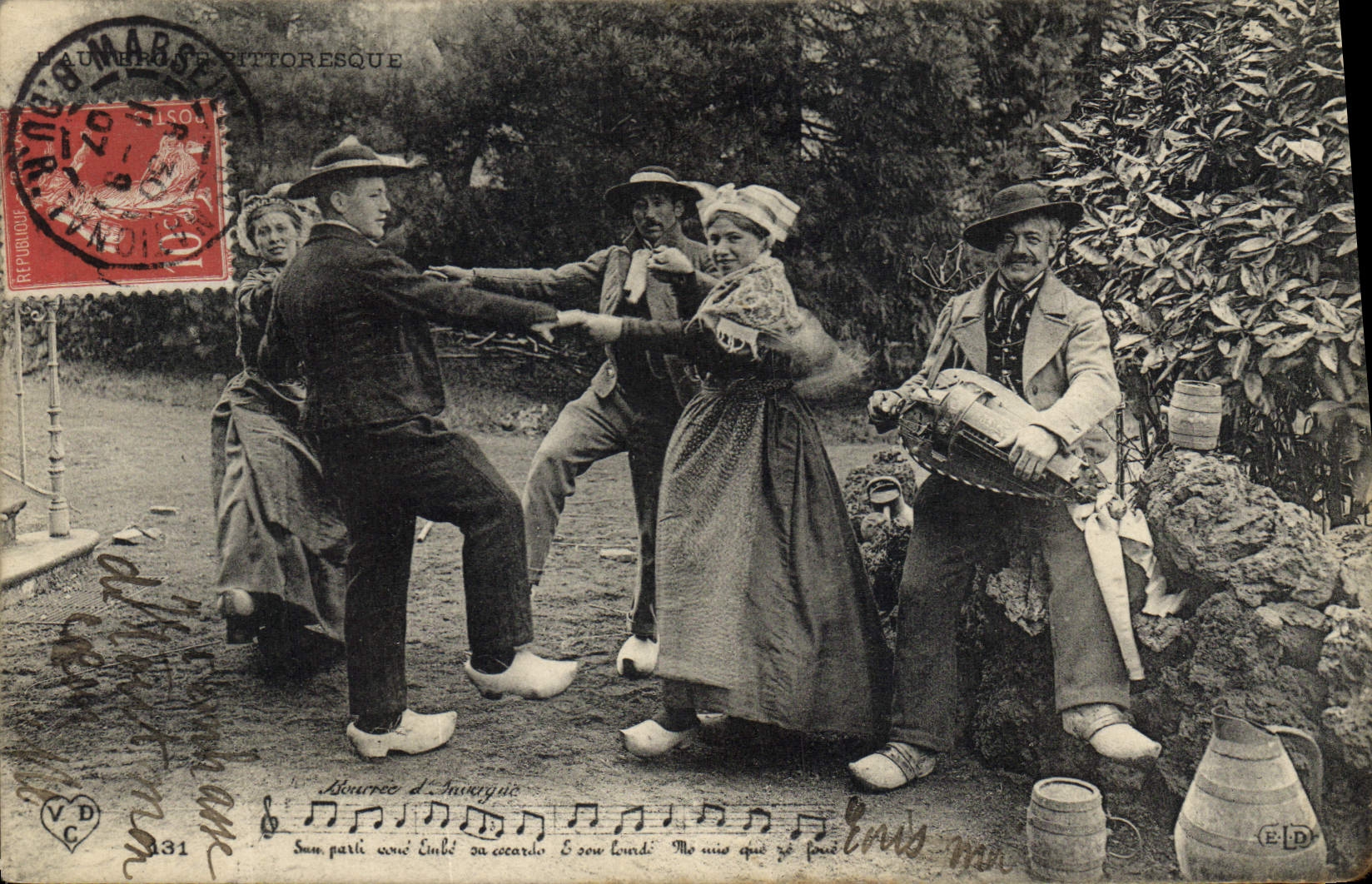 CPA Folklore Auvergne La Bourree 