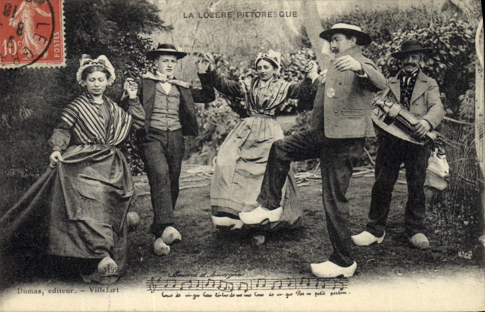 CPA Folklore Auvergne La Bourree 