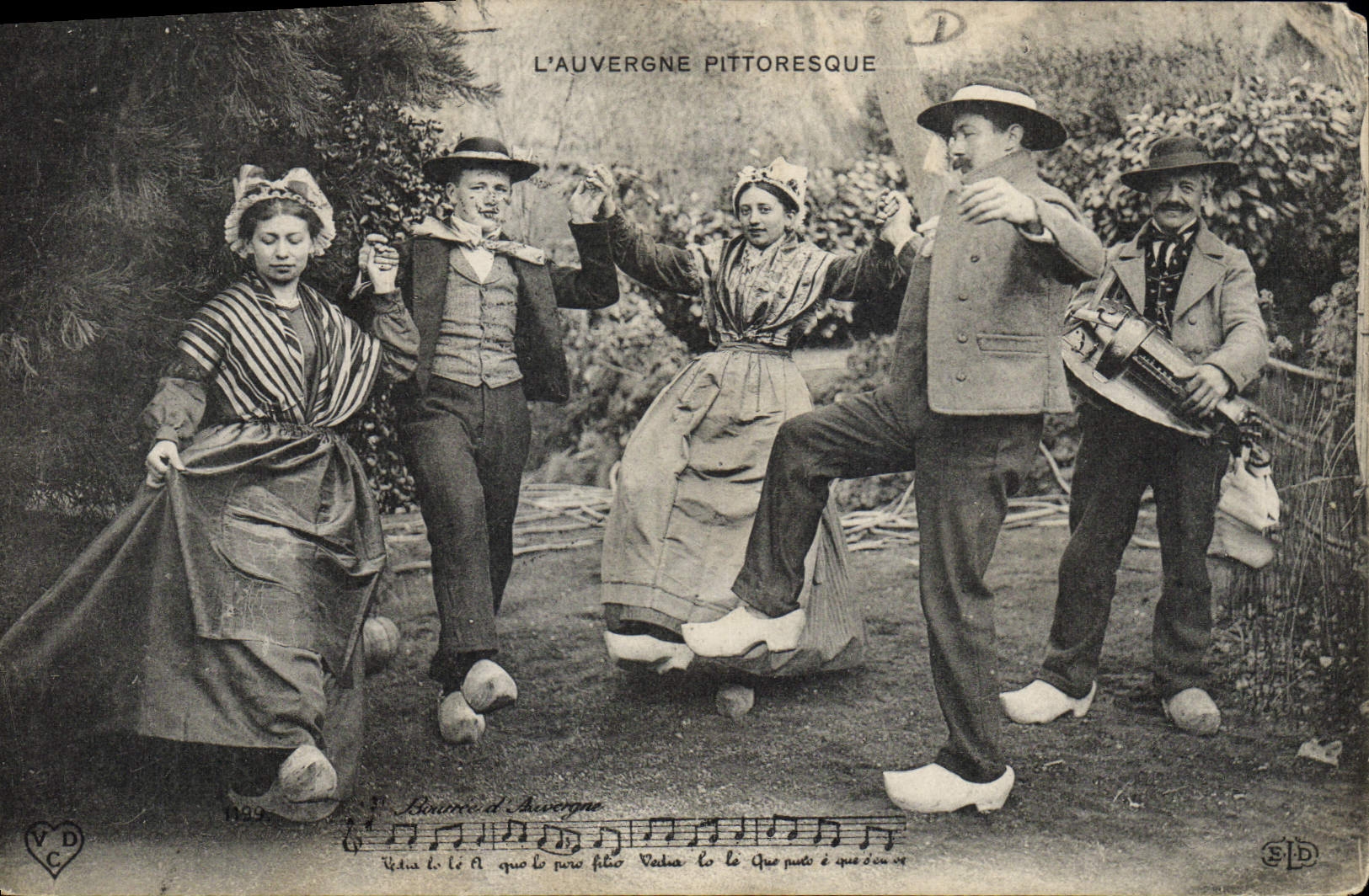 CPA Folklore Auvergne La Bourree 