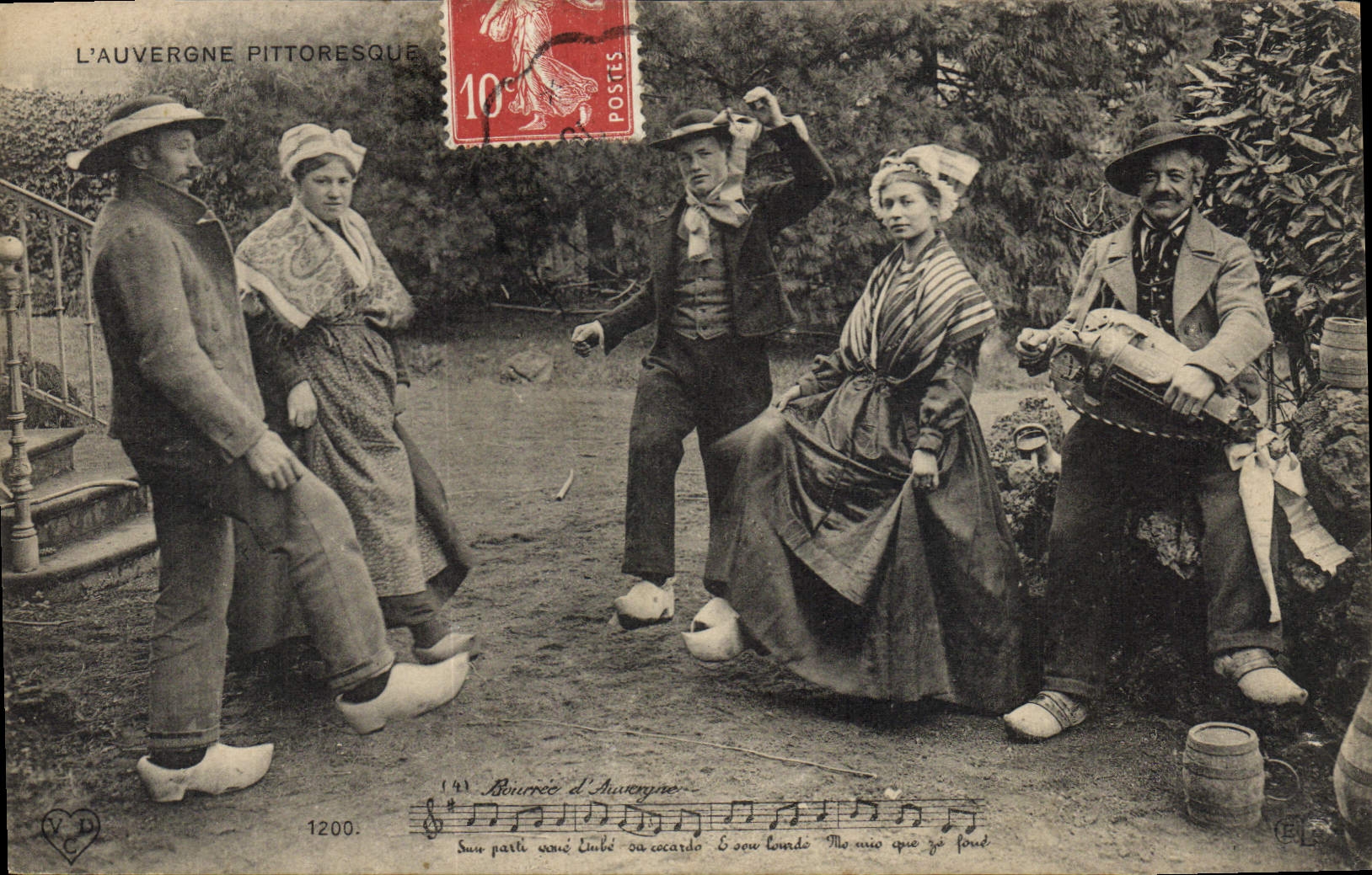 CPA Folklore Auvergne La Bourree 