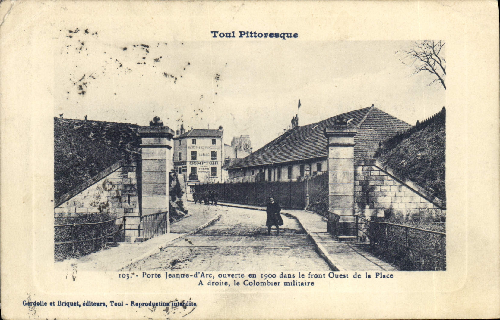 CPA Colombe Colombophilie Toul Porte Jeanne d'Arc A droite le colombier militaire Militaria