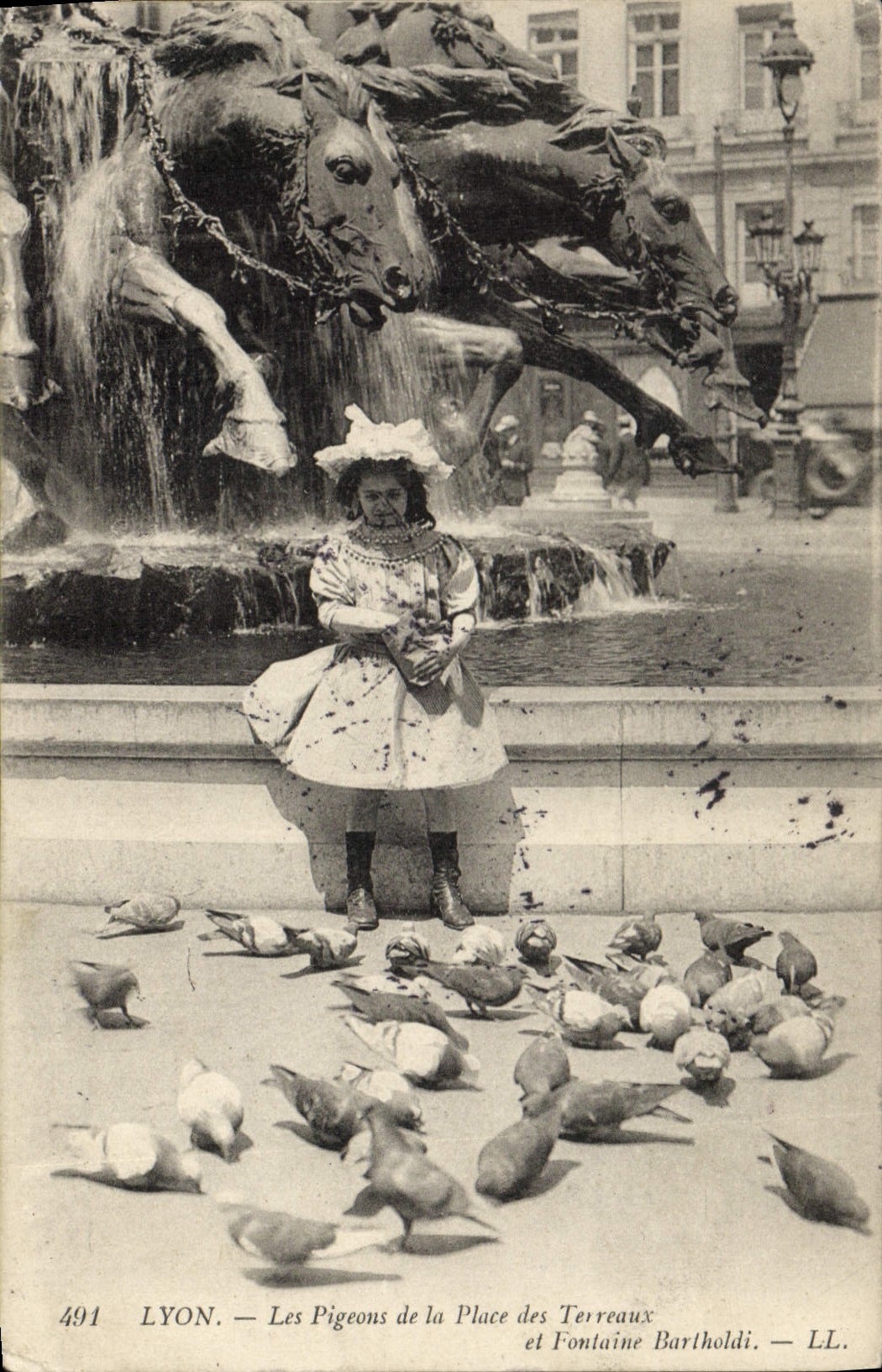 Paloma de Lyon de la paloma de la POSTAL de la VENDIMIA que desea las palomas del lugar de la fuente de los estiércoles vegetales y de Bartholdi