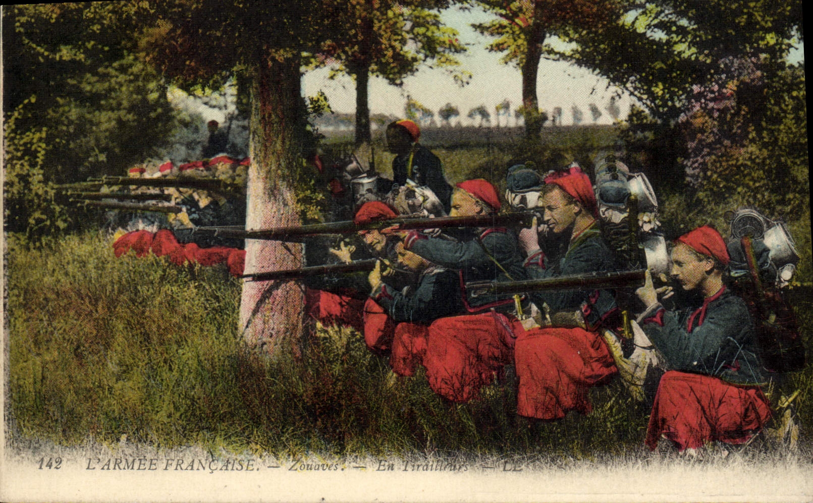 CPA Militaria Zouaves en Tirailleurs