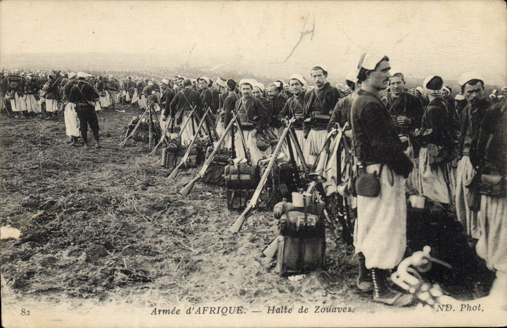 VINTAGE POSTCARD Militaria Armed with Africa Halt of Zouaves