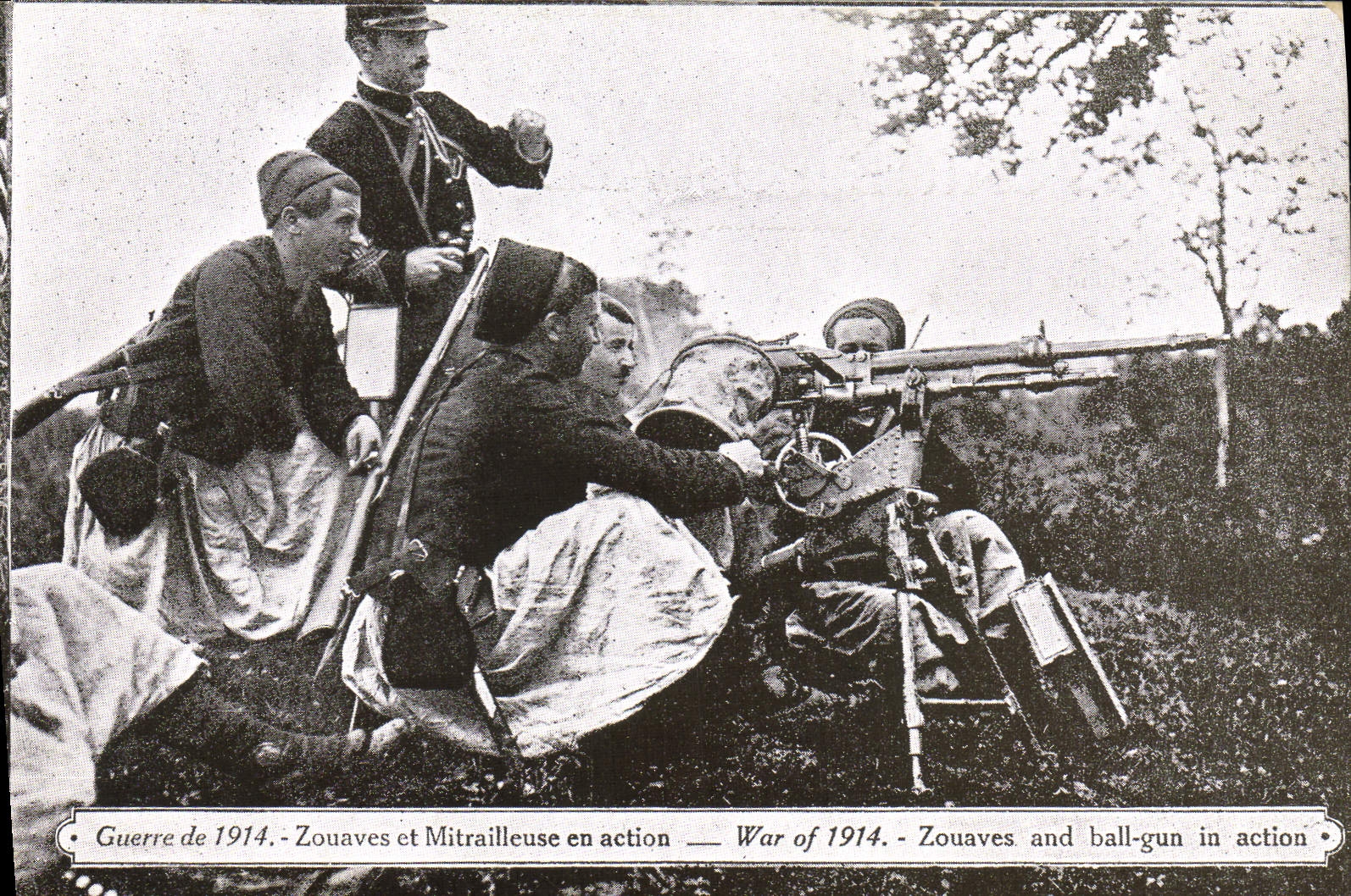 CPA Militaria Zouaves et mitrailleuse en action