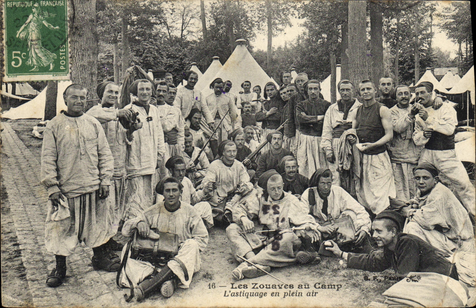 VINTAGE POSTCARD Militaria Zouaves with the camp polishing in the open air