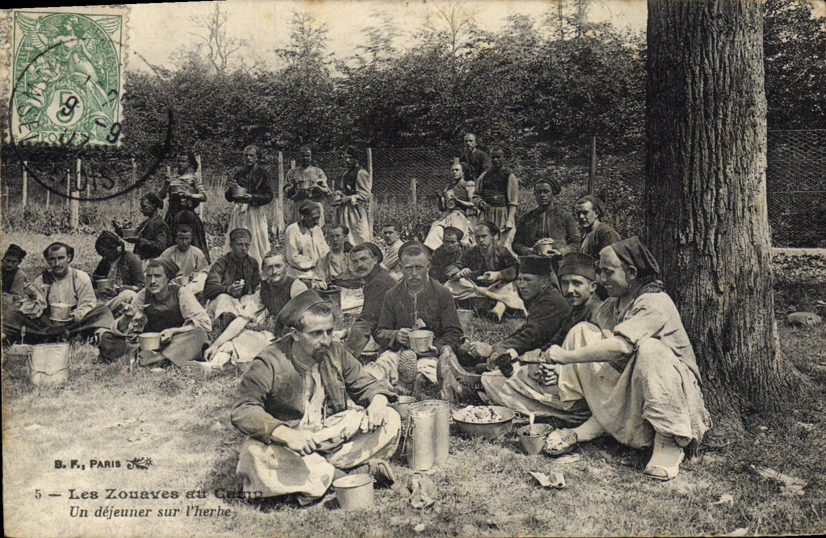 CPA Militaria Les Zouaves au camp Un dejeuner sur l'herbe