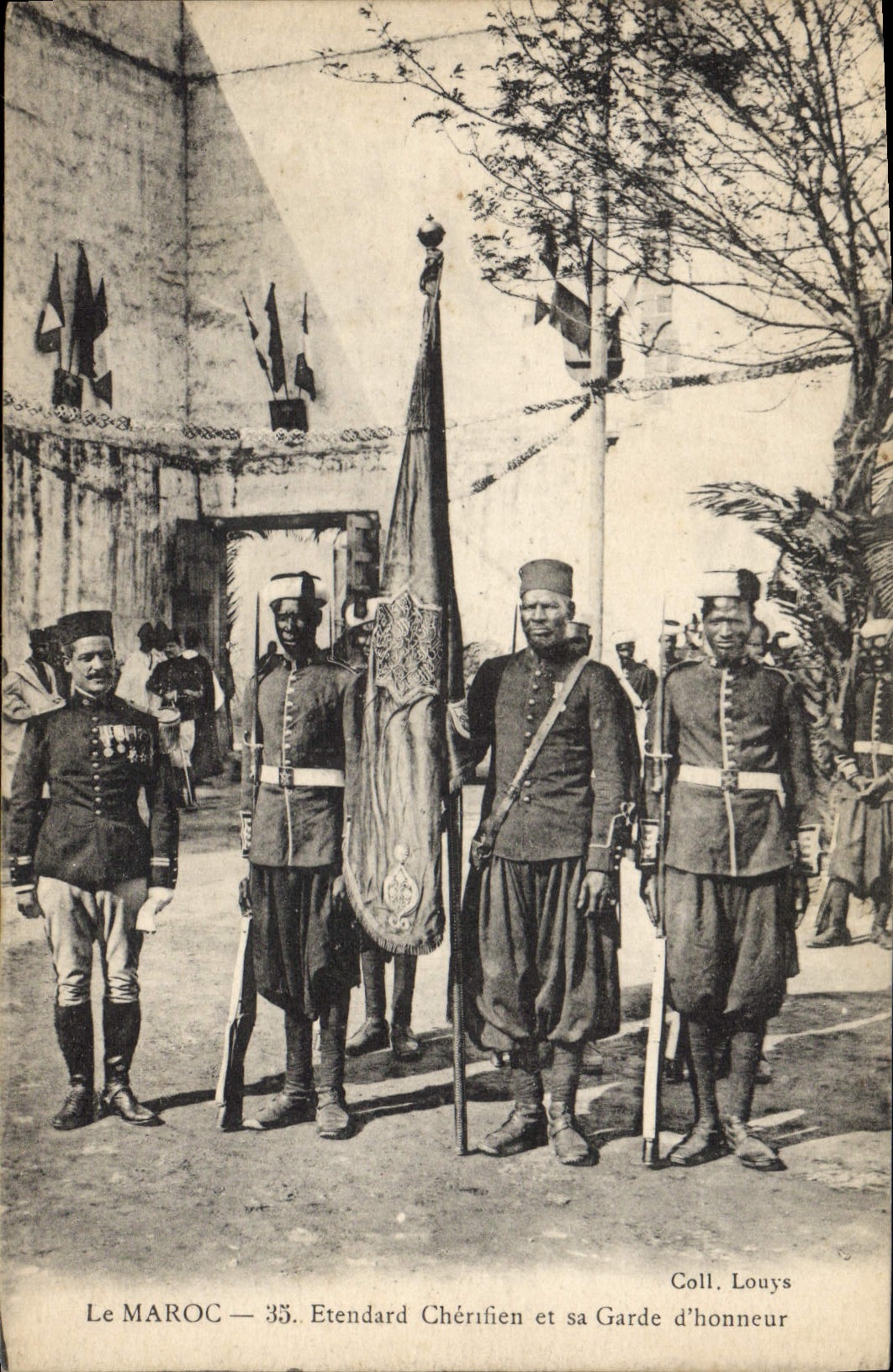 POSTAL Militaria Marruecos Chrerifien estándar y su protector de la VENDIMIA de honor