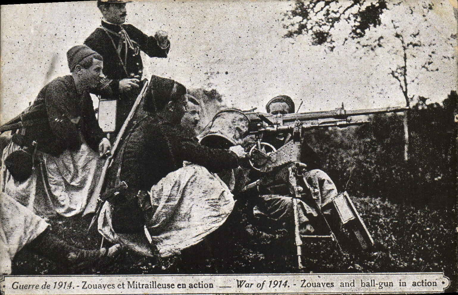 VINTAGE POSTCARD Militaria Zouaves and machine-guns in action