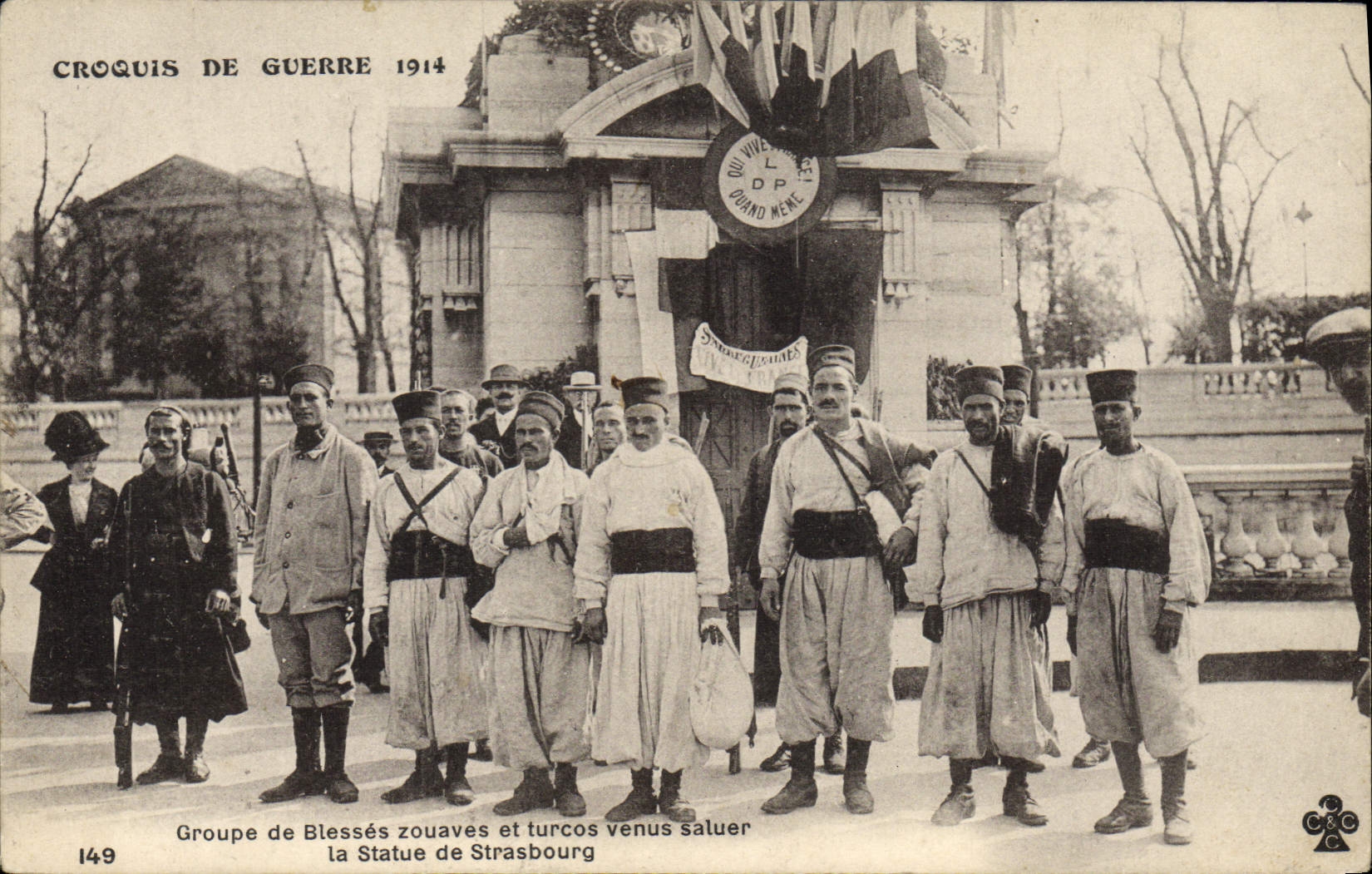 CPA Militaria Groupe de blesses Zouaves et turcs venus saluer la statue de Strasbourg Paris