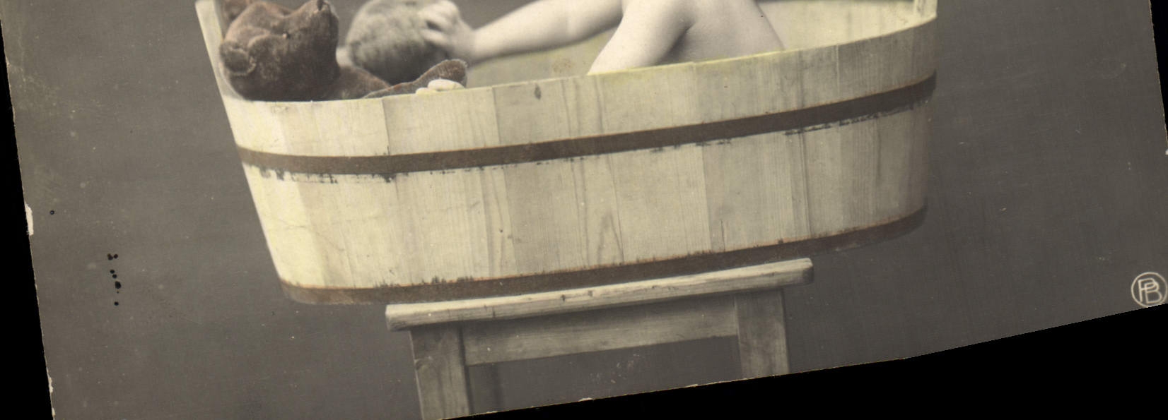 CPA Fantaisie Enfant Bebe Le bain Ours en peluche