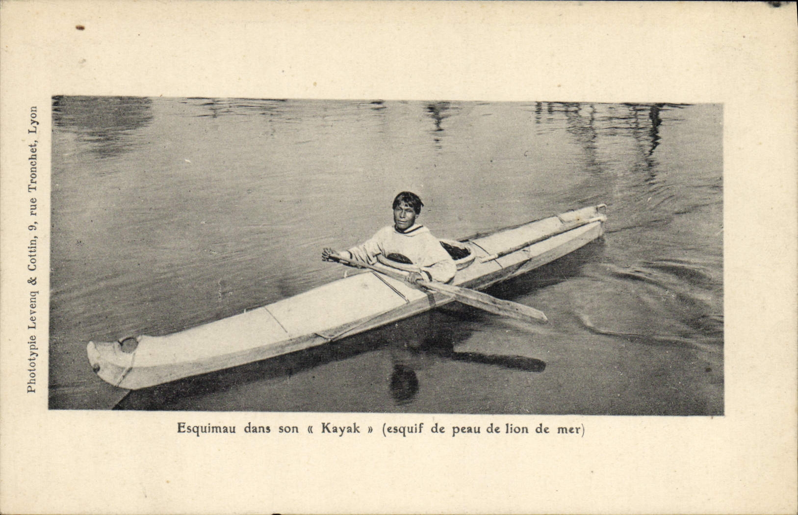CPA Esquimau dans son kayak esquif de peau de lion de mer