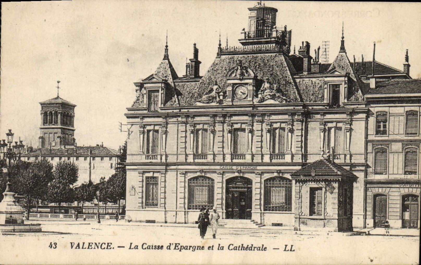 CPA Banque Valence Caisse d'Epargne et la cathedrale