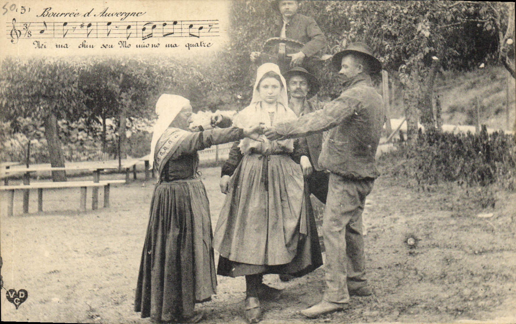 CPA Folklore Auvergne La Bourree