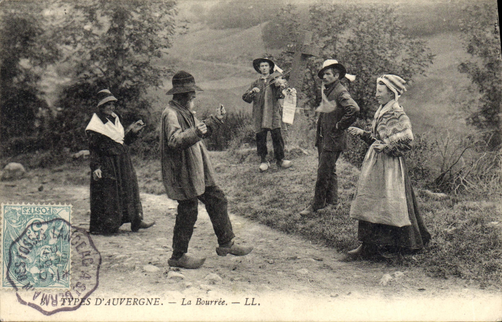 CPA Folklore Auvergne La Bourree