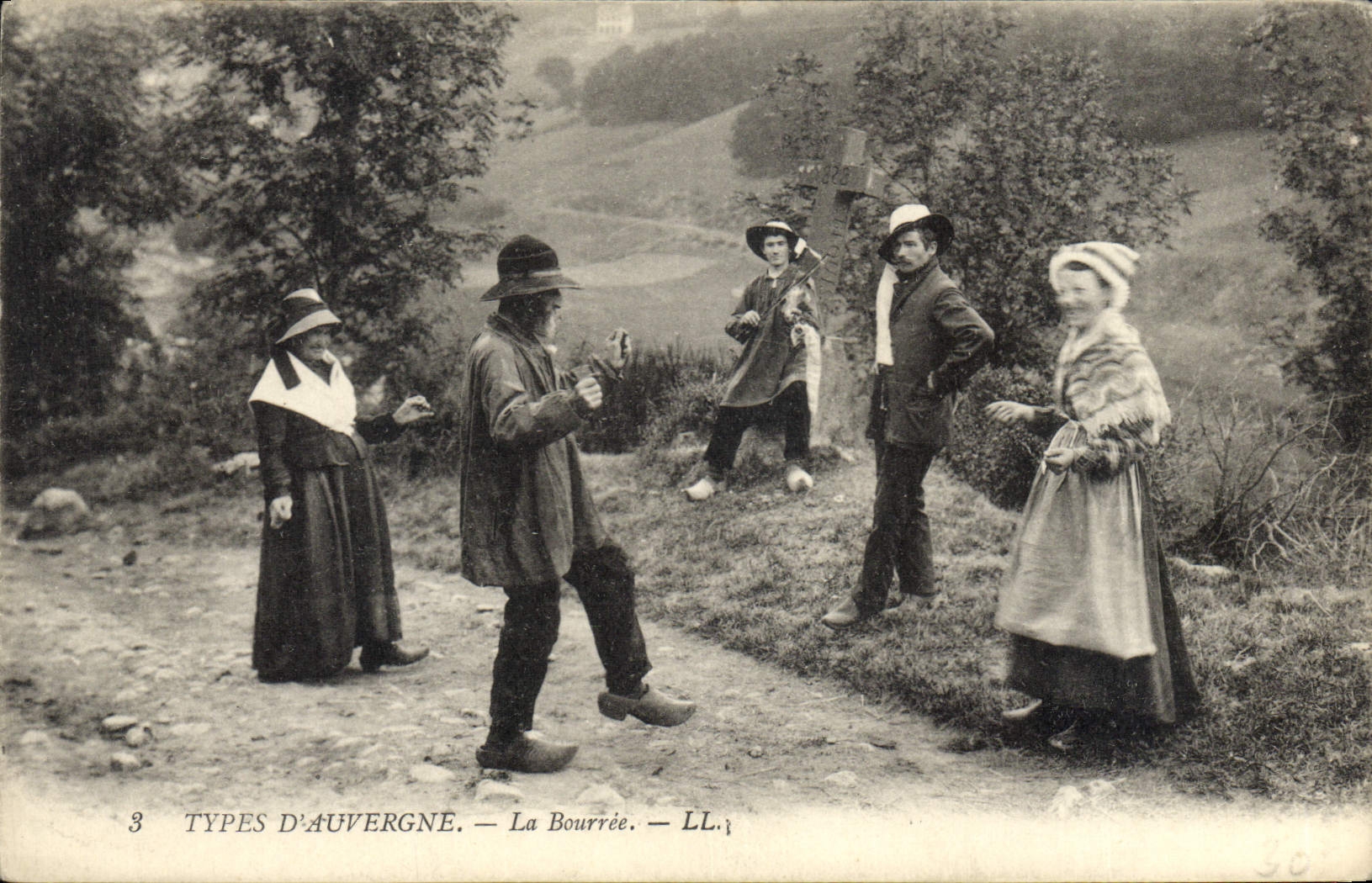 CPA Folklore Auvergne La Bourree
