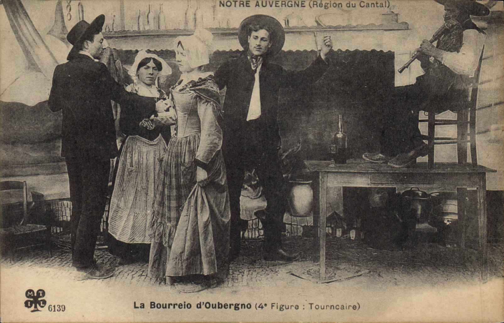 CPA Folklore Auvergne La Bourree
