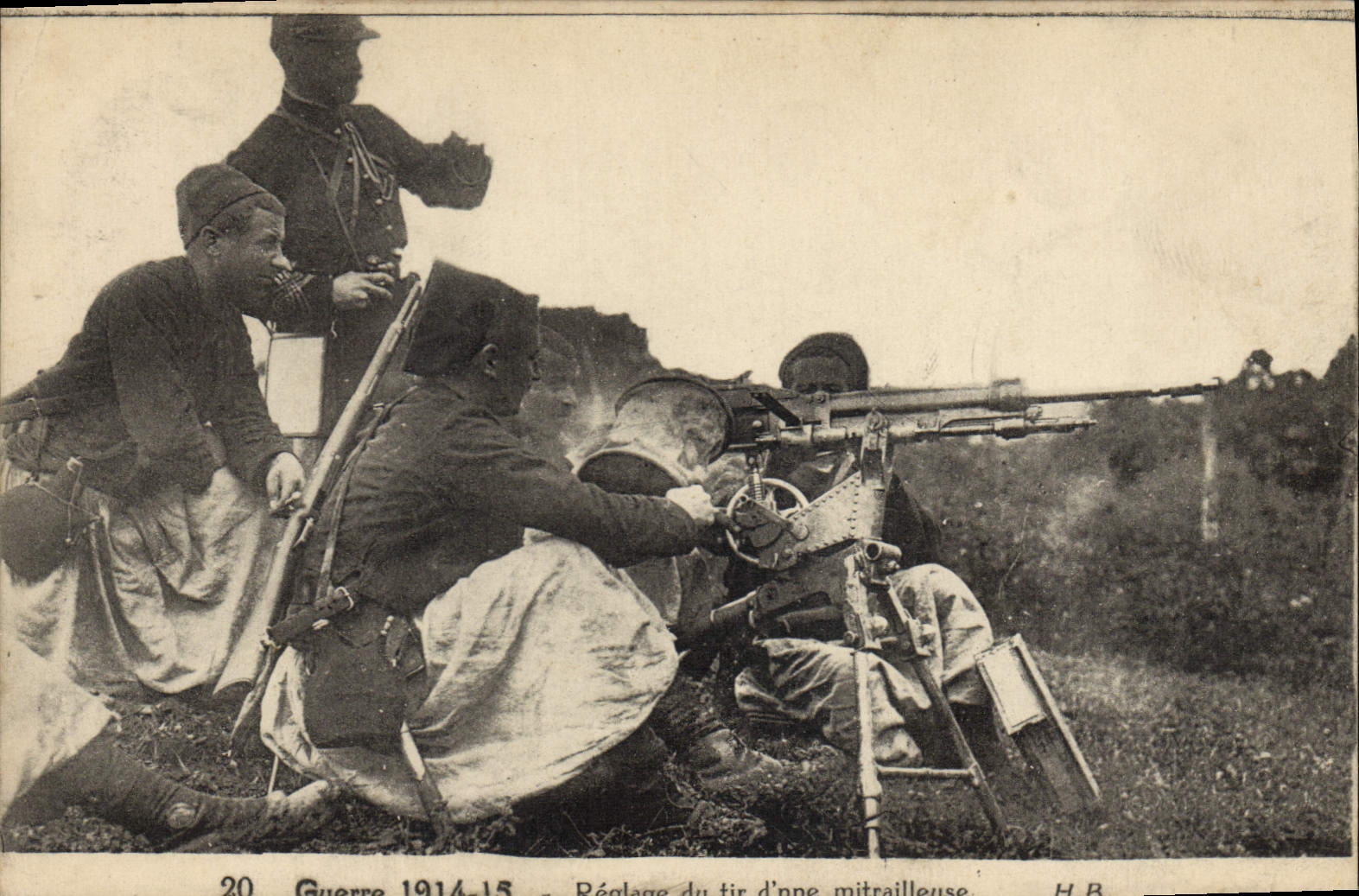 Ajuste de Militaria de la POSTAL de la VENDIMIA del shooting de un machine-gun