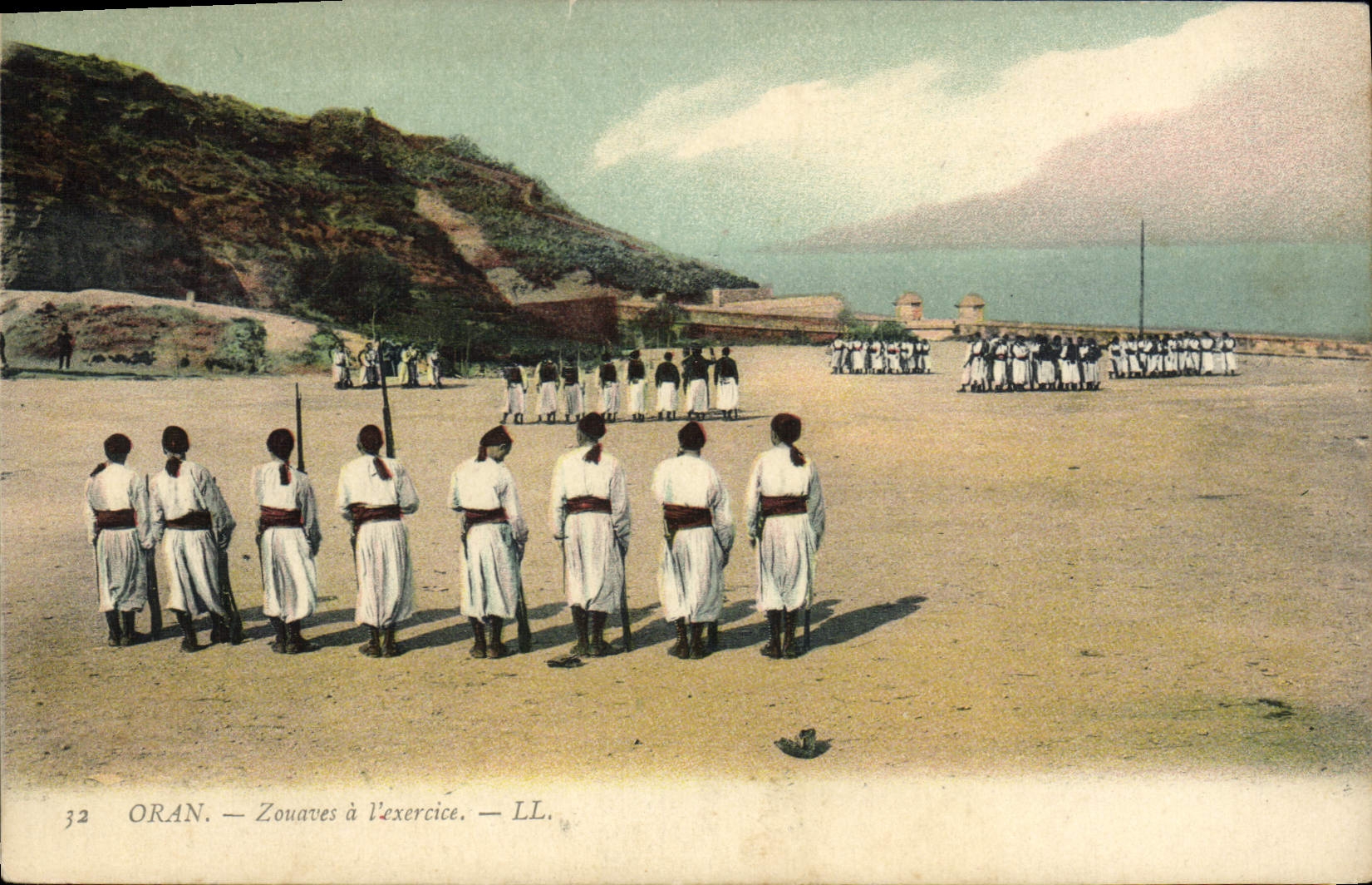 CPA Militaria Oran Zouaves a l'exercice