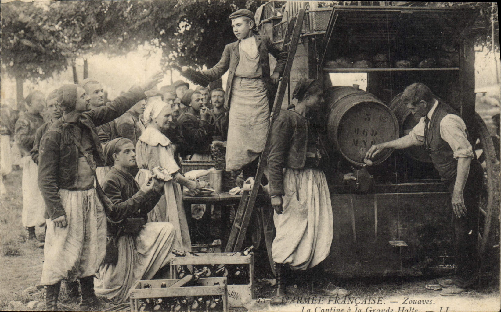 POSTAL Militaria Zouaves de la VENDIMIA la cantina con el gran alto