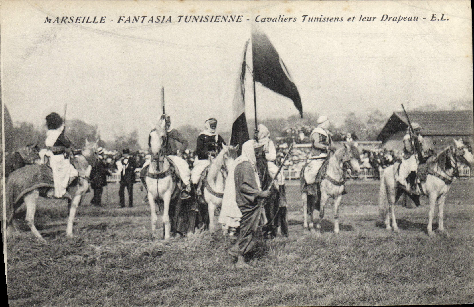 CPA Militaria Marseille Fantasia Cavaliers tunisiens et leur drapeau