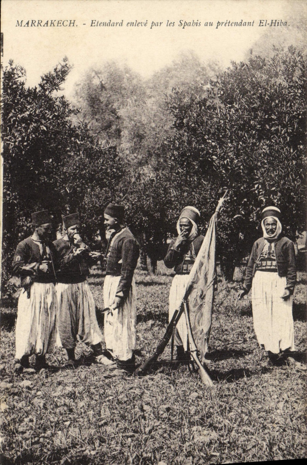La POSTAL Militaria Marrakesh Marruecos Etendard de la VENDIMIA quita por Spahis con el EL Hiba del aspirante
