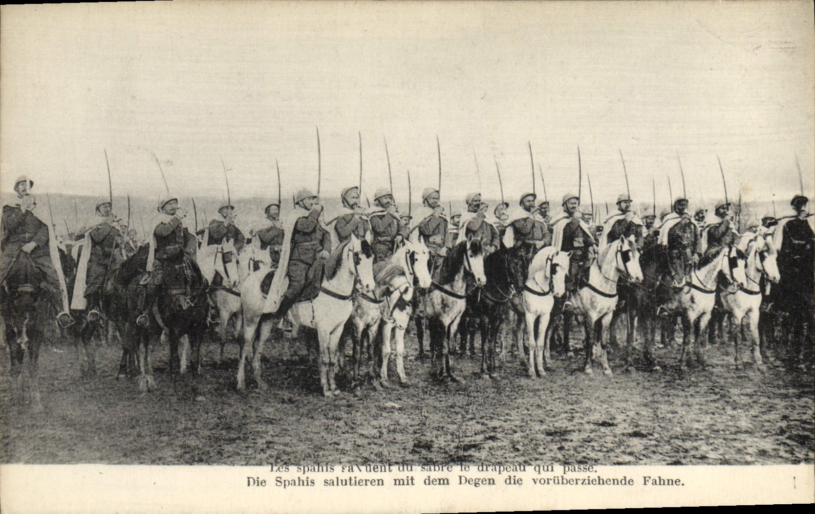Spahis de Militaria de la POSTAL de la VENDIMIA que saludan el sable la bandera que pasa