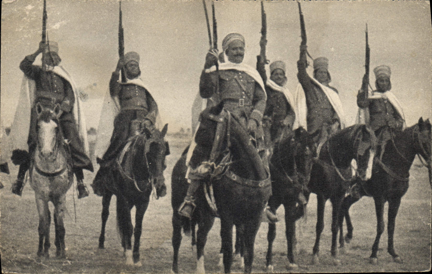 CPA Militaria Spahis algeriens