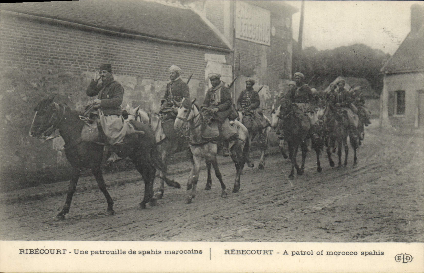CPA Militaria Une patrouille de Spahis marocains