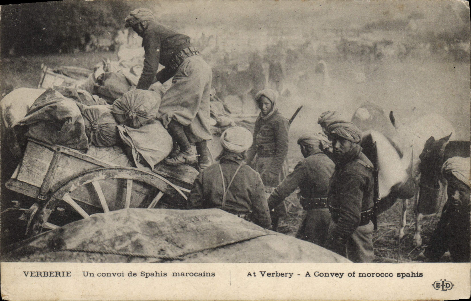 CPA Militaria Verbiere Un convoi de spahis marocains