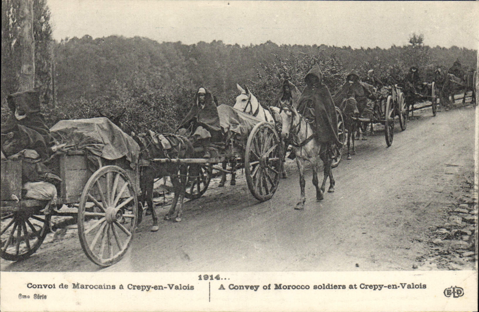 CPA Militaria Convoi de marocains a Crepy en Valois