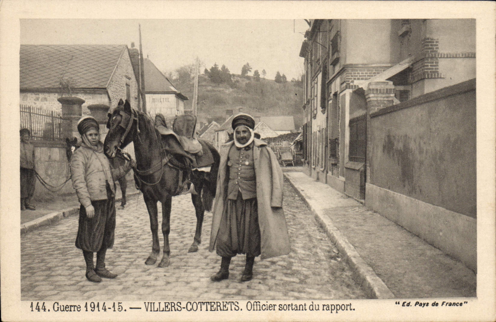 CPA Militaria Villers Cotterets officier sortant du rapport