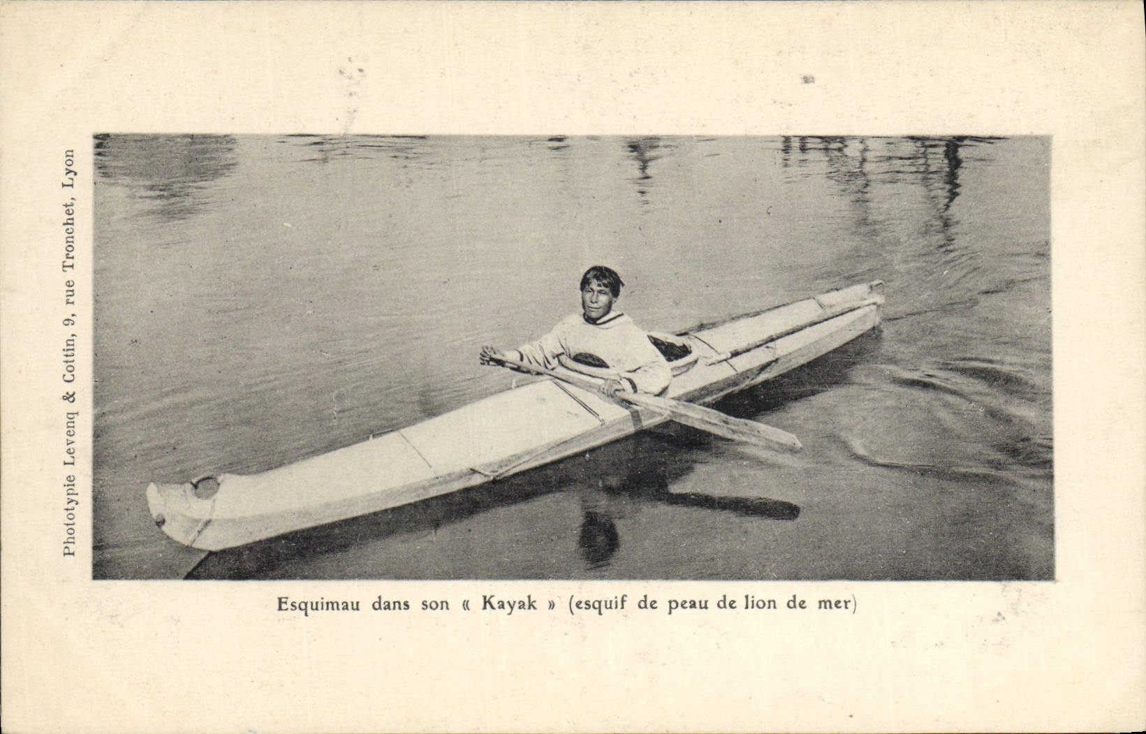 CPA Polaire Amerique du Nord Equimau dans son kayak Peau de lion de mer