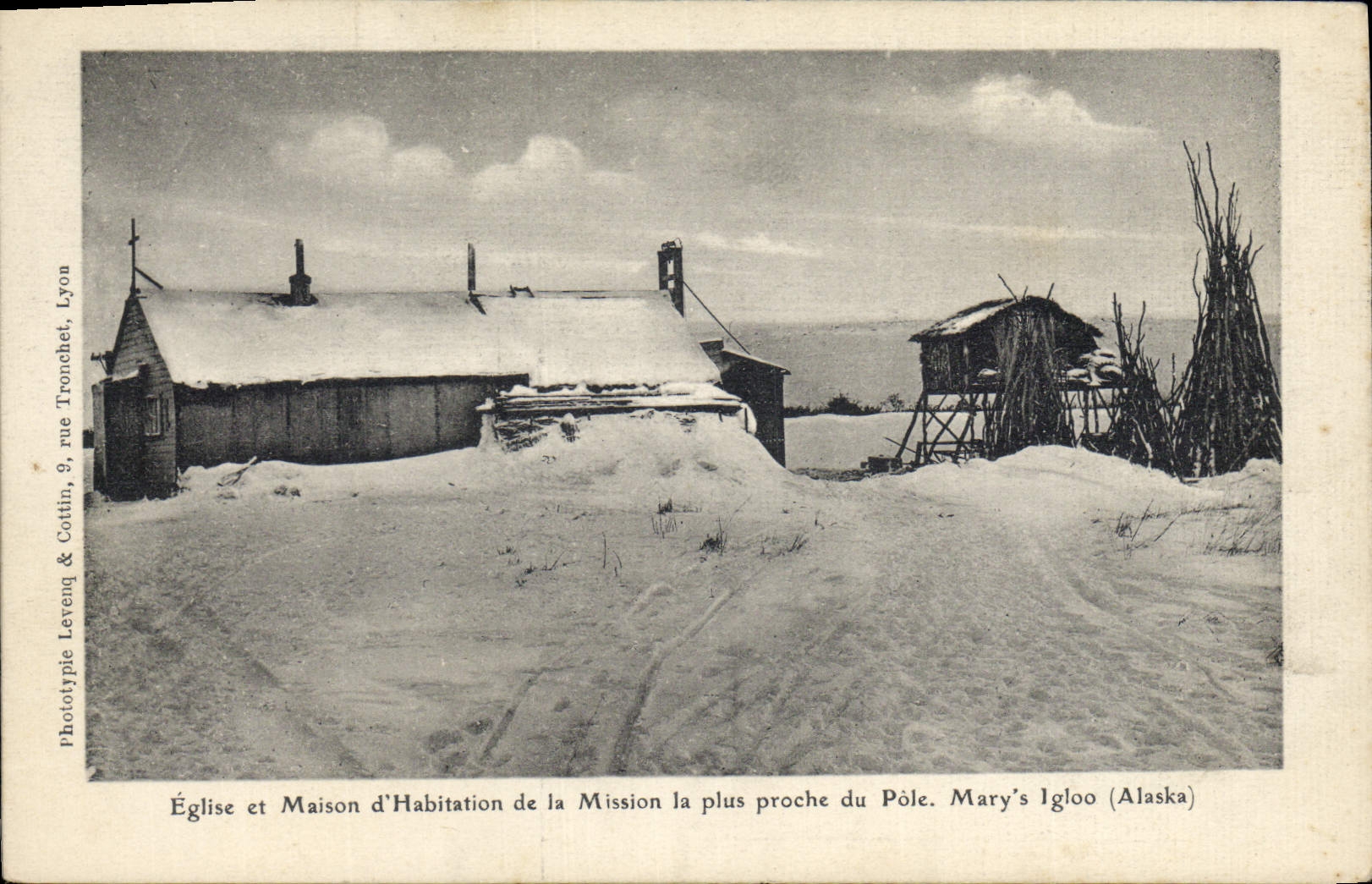 CPA Polaire Amerique du Nord Eglise et maison d'habitation la plus proche du Pole Nord Mary's igloo Alaska