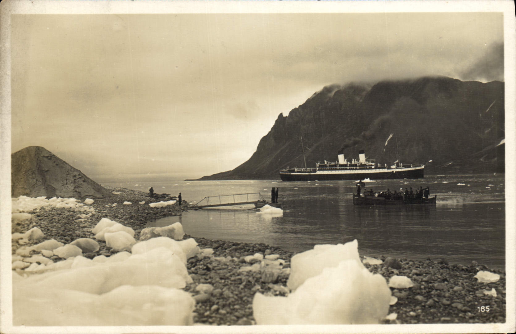 CPA Polaire Siptzbergen Magdalenenbay Bateau