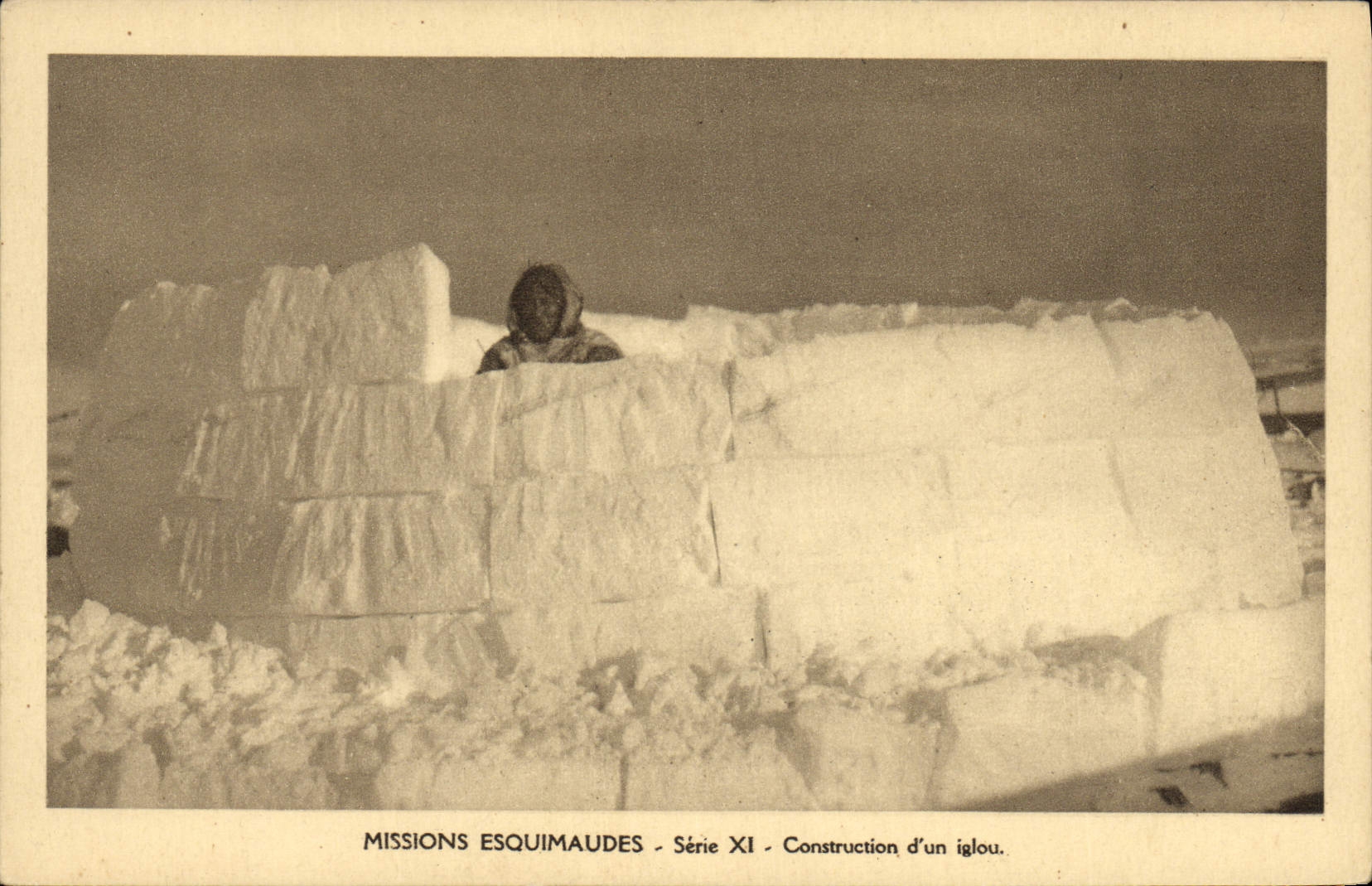 CPA Polaire Amerique du Nord Missionnaires Oblats Missions equimaudes Construction d'un igloo Igloo