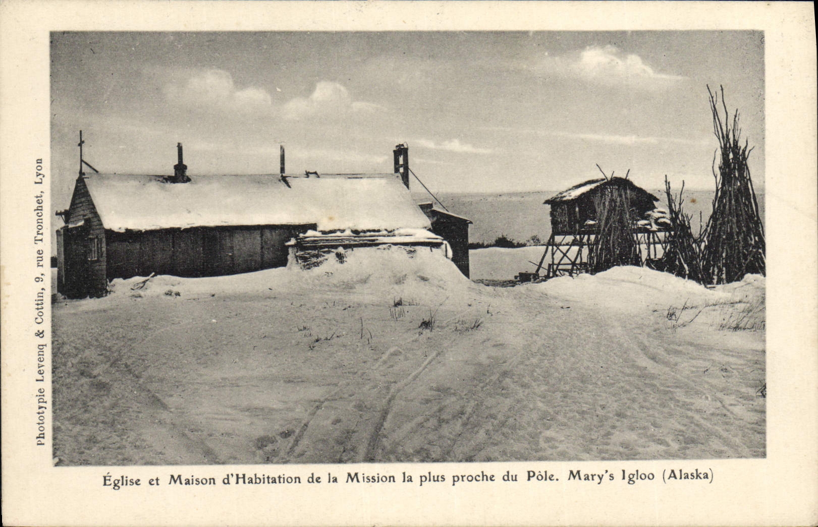 CPA Polaire Amerique du Nord Eglise et maison d'habitation la plus proche du Pole Nord Mary's igloo Alaska