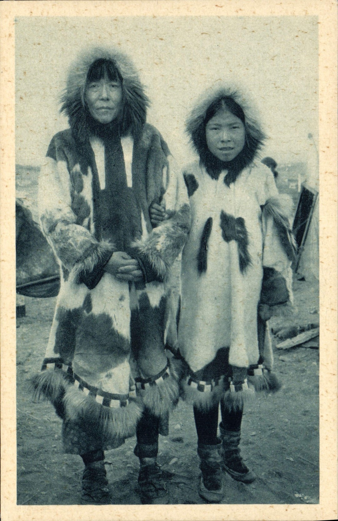 CPA Polaire Amerique du Nord Contraste de fourrures Cerce Arctique Alaska