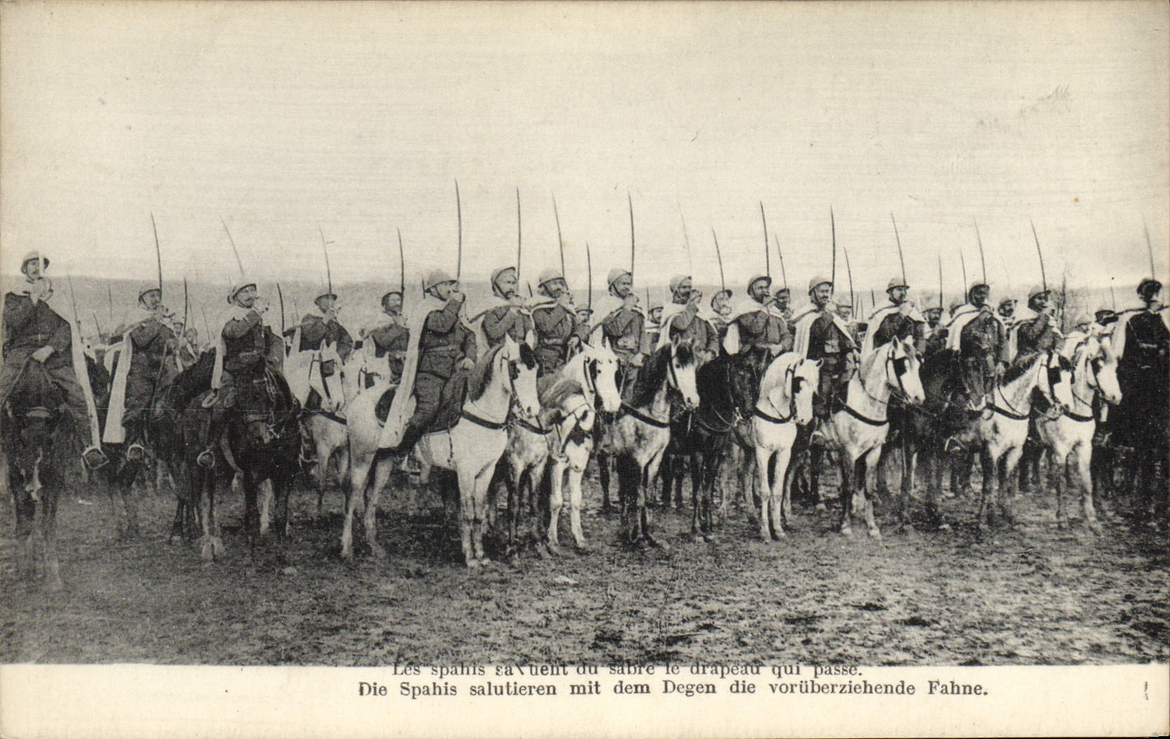 La POSTAL Militaria Spahis de la VENDIMIA saluda el sable la bandera que pasa