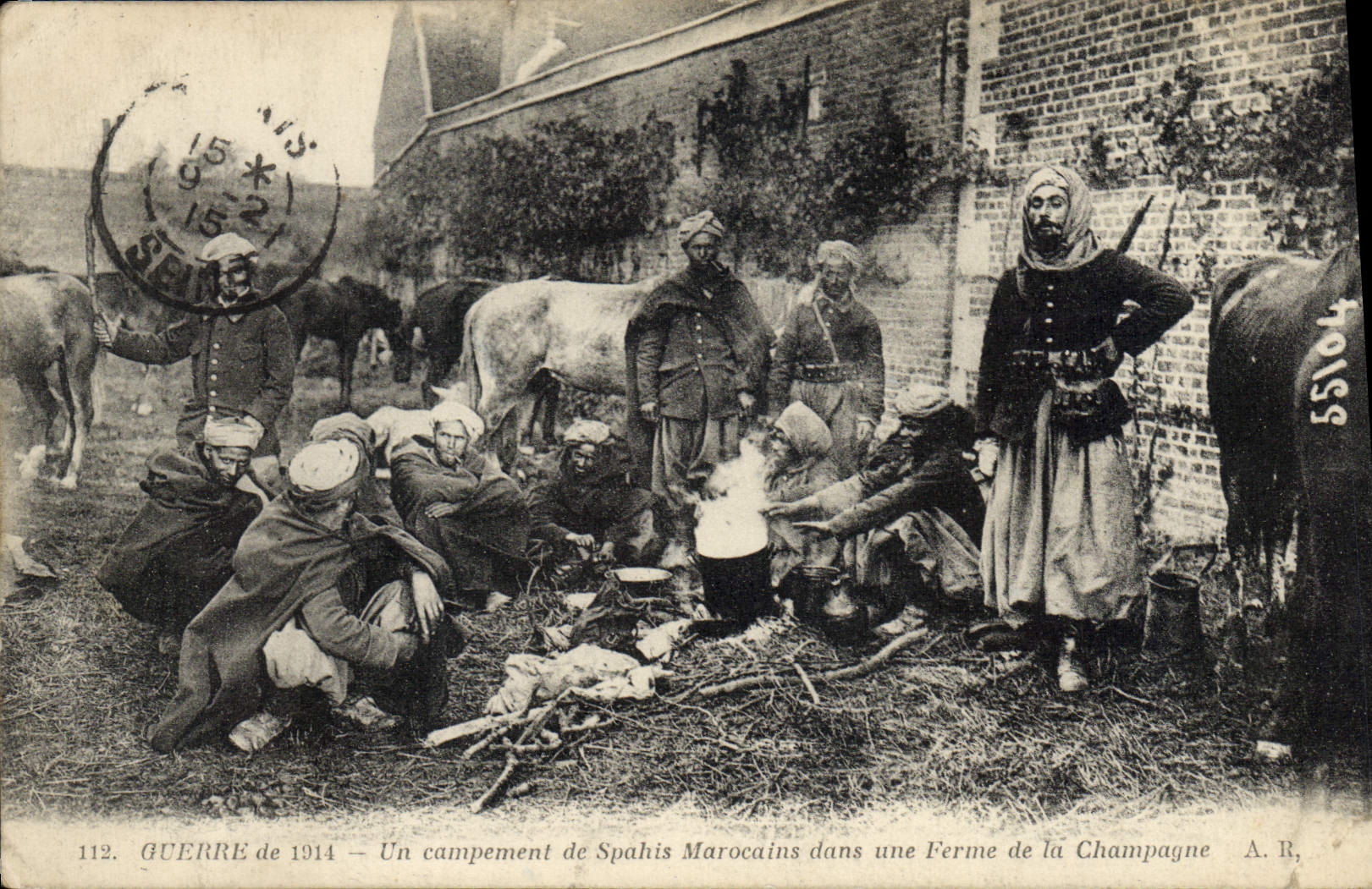 CPA Militaria Un campement de Spahis Marocains dans une ferme de la Champagne