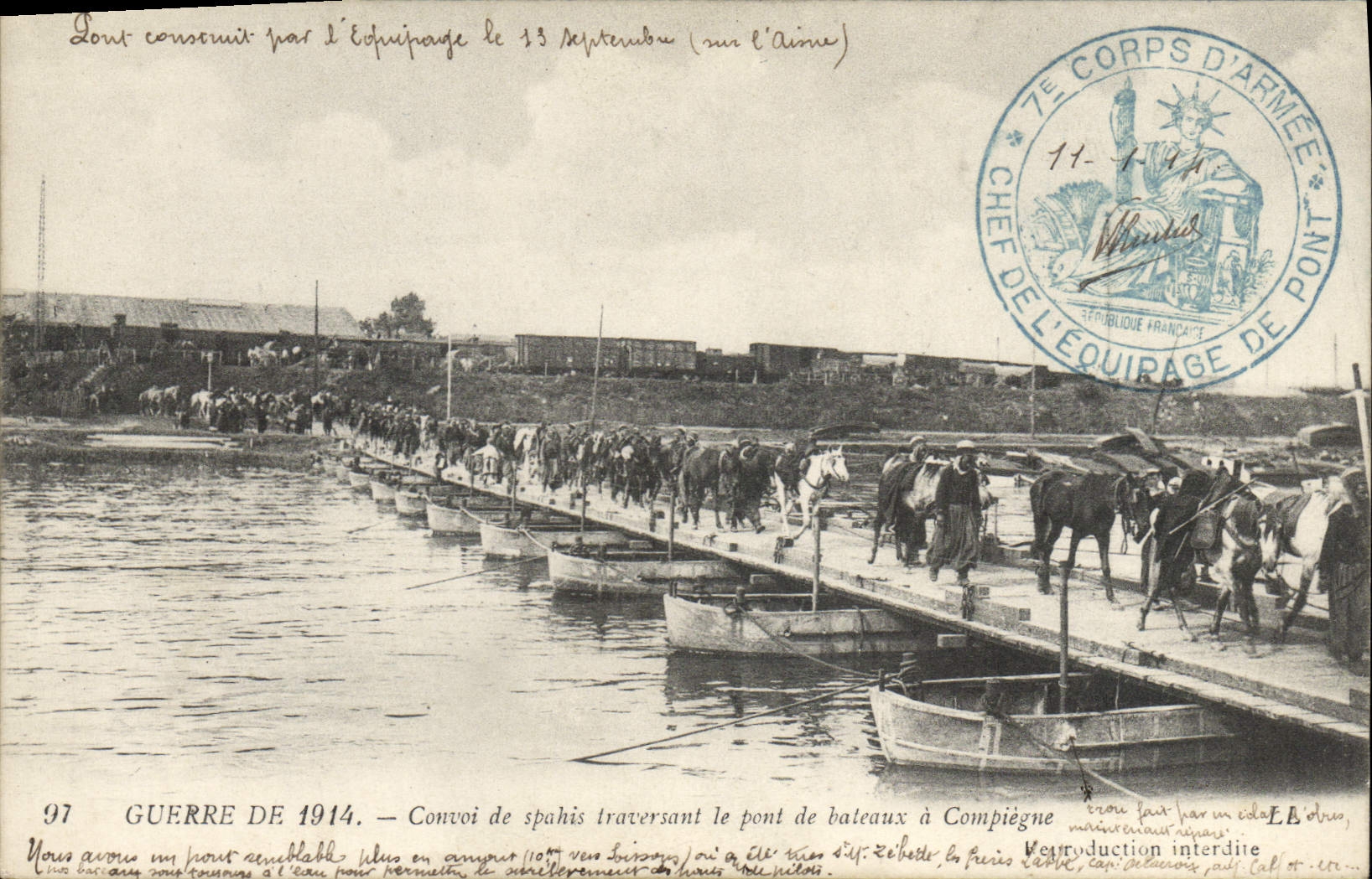 La POSTAL Militaria Convoi de la VENDIMIA de Spahis que cruza el puente de barcos tiene Compiegne
