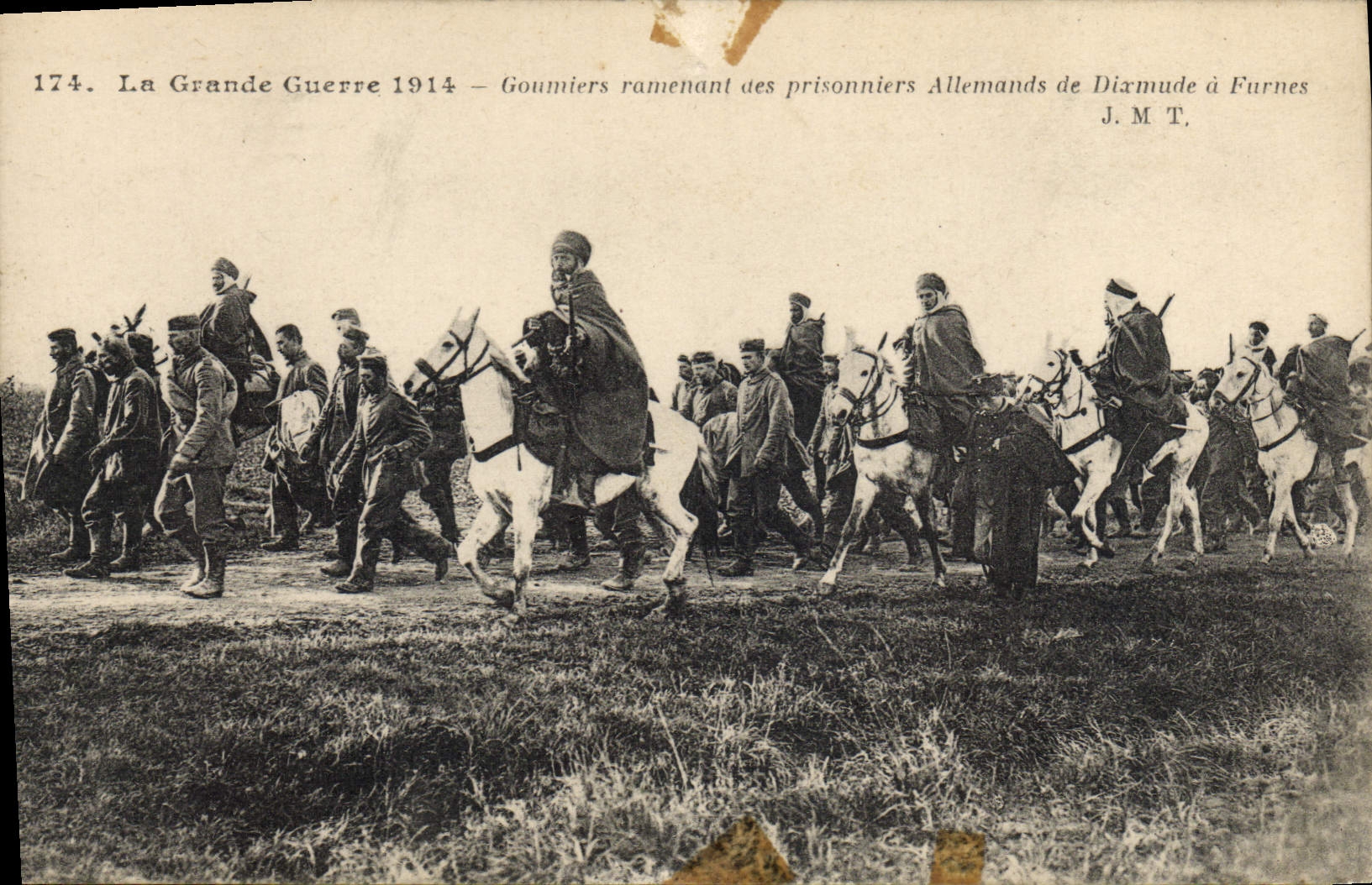 CPA Militaria Goumiers ramenant des prisonniers allemands de Dixmude a Furnes