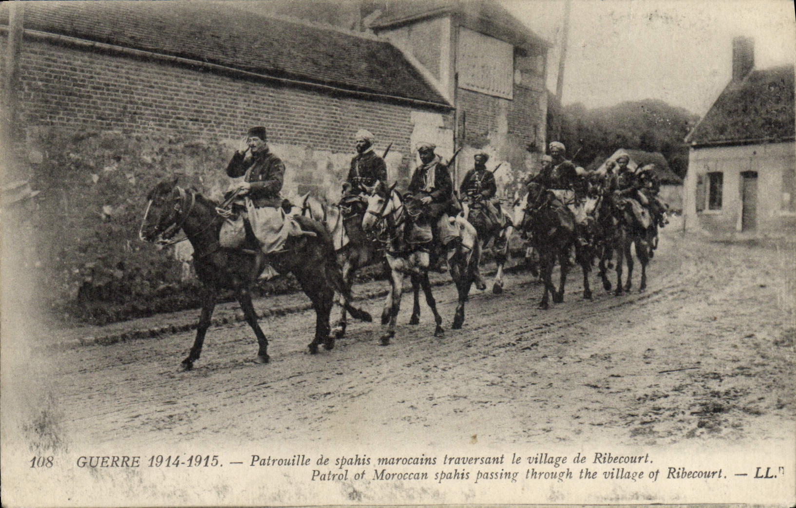 Patrullas de Militaria de la POSTAL de la VENDIMIA de Spahis Morrocans que cruzan la aldea de Ribecourt