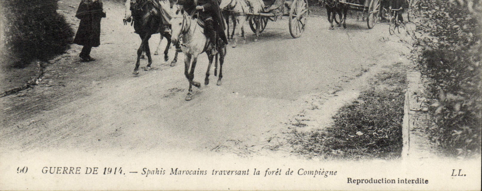 POSTAL Militaria Spahis Morrocans de la VENDIMIA que cruza el taladro de Compiegne