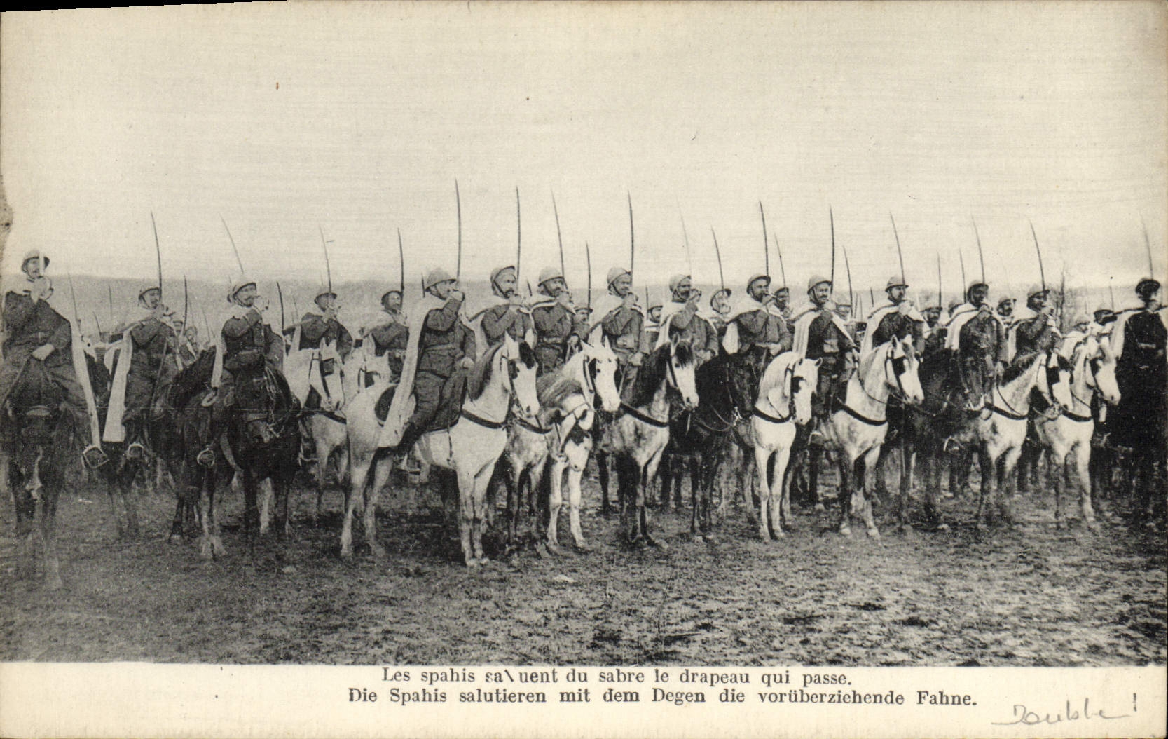 La POSTAL Militaria de la VENDIMIA los spahis saluda el sable la bandera que pasa
