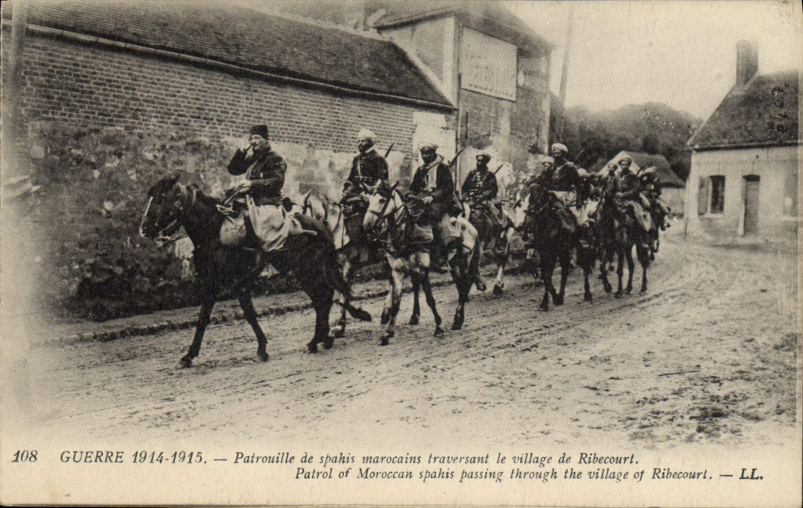 CPA Militaria Patrouille de Spahis Marocains traversant la village de Ribecourt