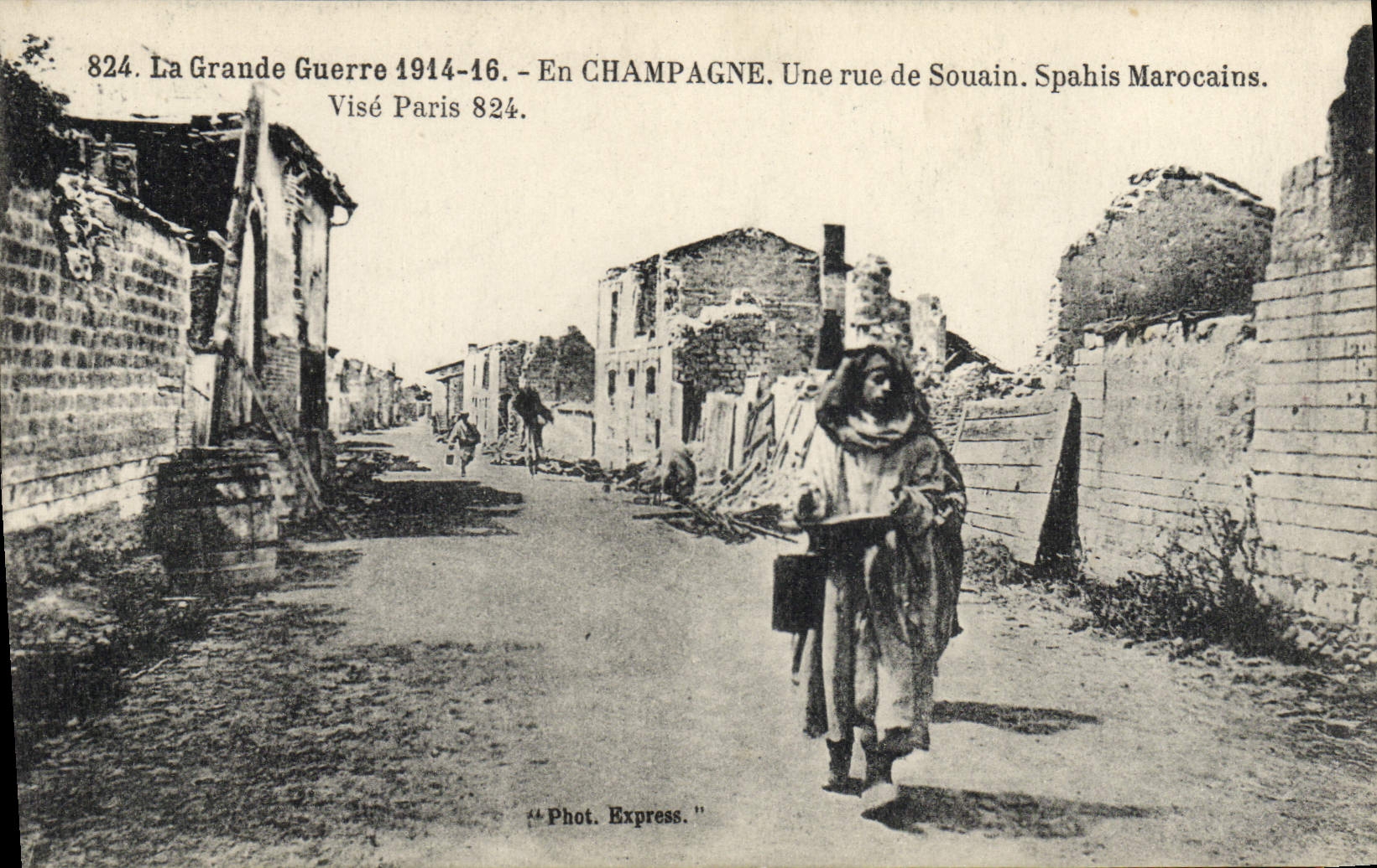 CPA Militaria En Champagne Une rue de Souain Spahis Marocains